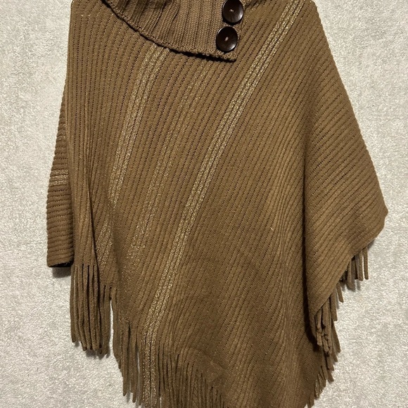 Warm  poncho - Picture 2 of 4
